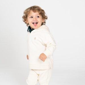 Niño sonriente con conjunto beige de sudadera y pantalón de algodón orgánico Indiana 1727.