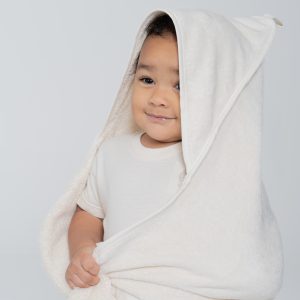 Niño con toalla infantil de algodón orgánico beige de Indiana 1727.