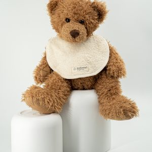 Osito de peluche con babero beige de algodón orgánico Indiana 1727.