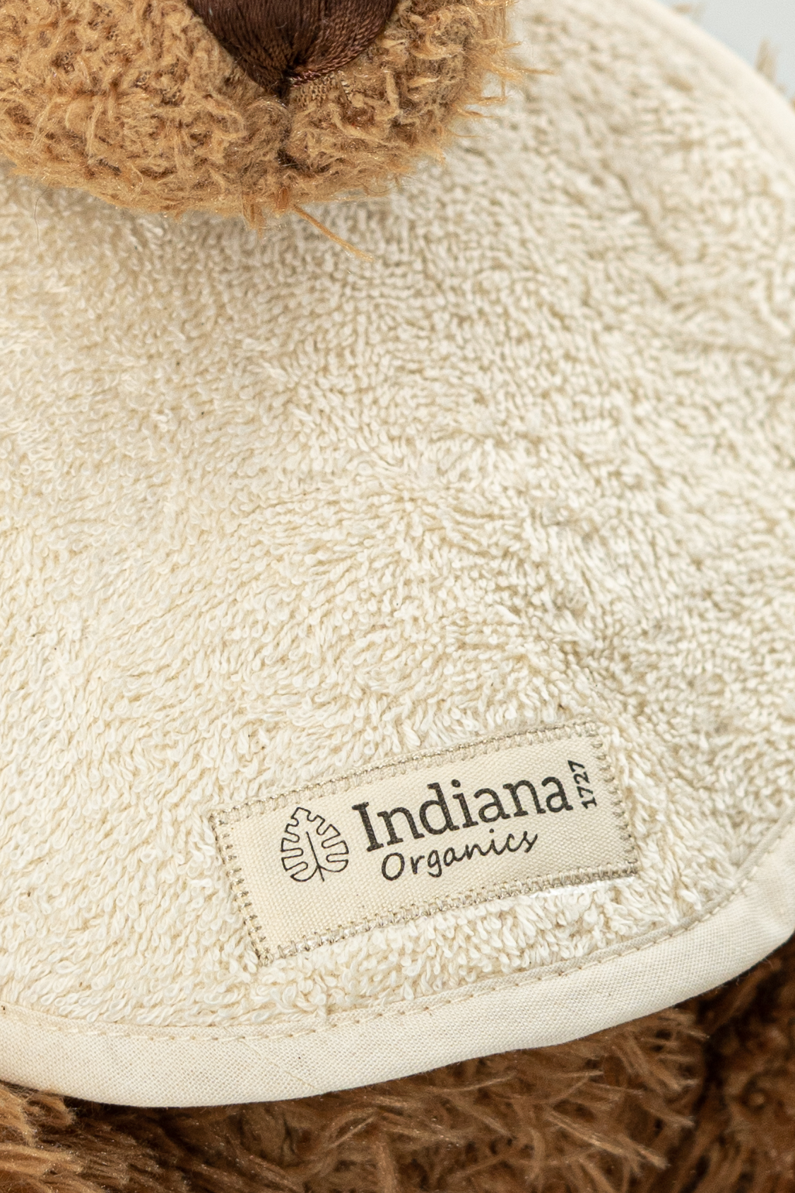 Babero orgánico Indiana 1727 – detalle de tejido y acabado artesanal. Babero orgánico Indiana 1727 – detalle de tejido y acabado artesanal.